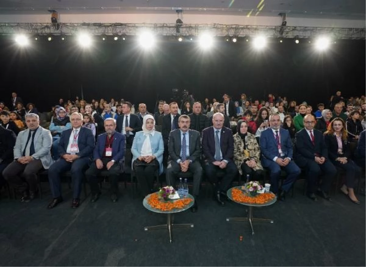 Milli Eğitim Bakanı Yusuf Tekin, Müfredatı Revize Edeceklerini Açıkladı