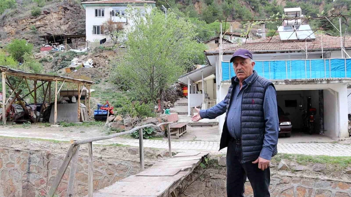 Çorum’un Dodurga ilçesindeki Obruk köyünde yaşayan vatandaşlar, derenin ıslah edilmesini talep etti