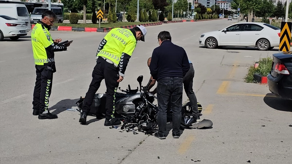 Çorum’da motosikletin otomobille çarpıştığı kazada yaralanan sürücü hastanede tedavi altına alındı