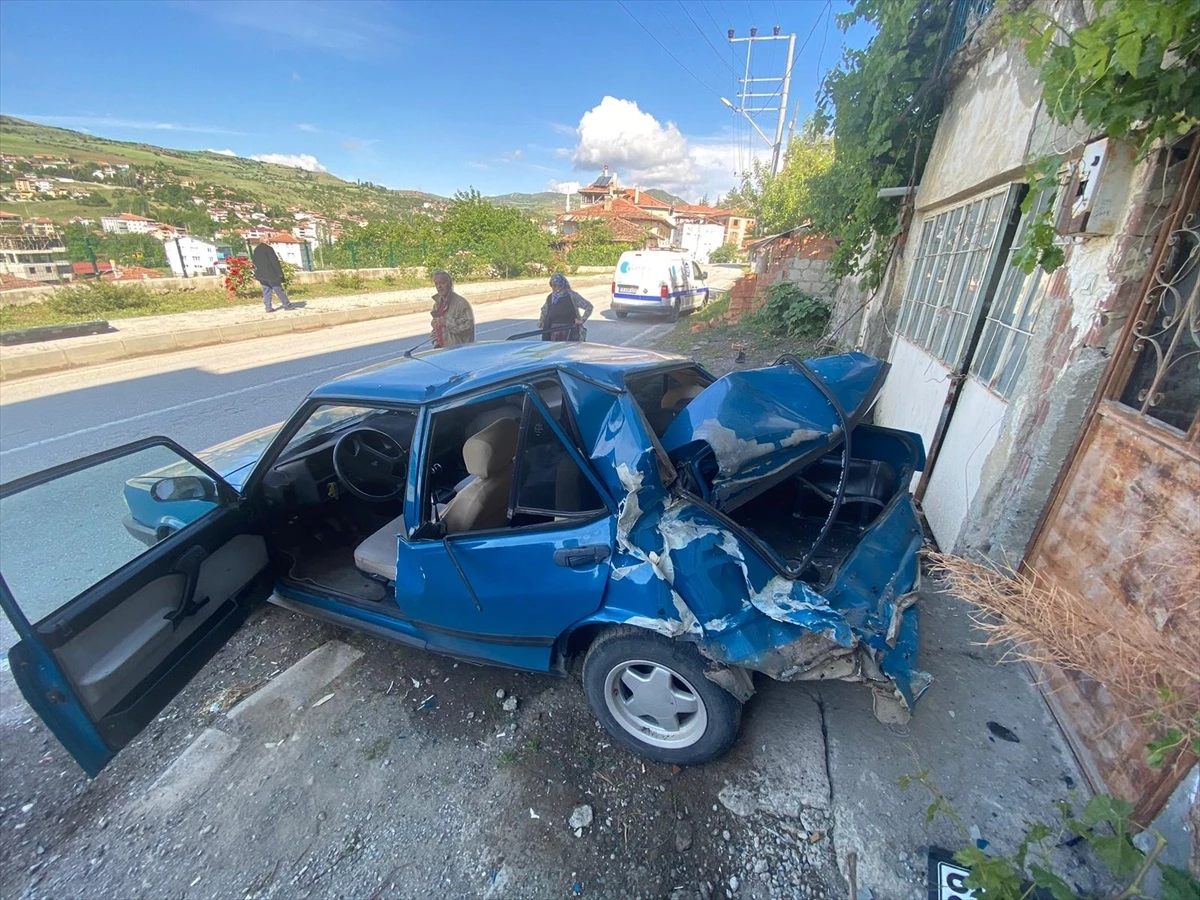 Çorum’un Bayat ilçesinde ticari araca çarpan otomobilin sürücüsü yaralandı